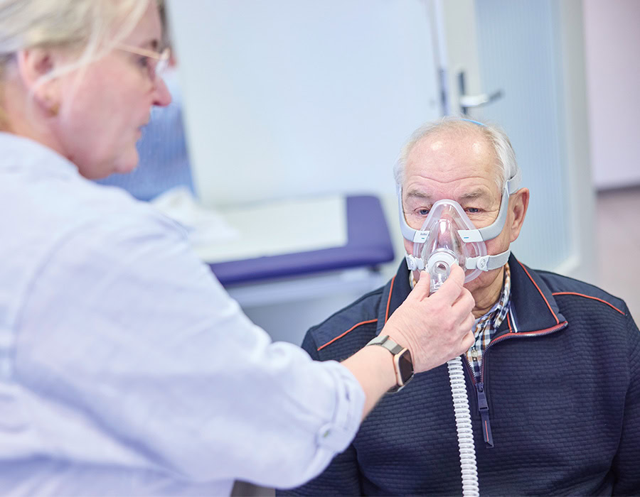 Patientenberatung durch eine Medical-Therapiespezialistin im Atemtherapiecenter Bielefeld.