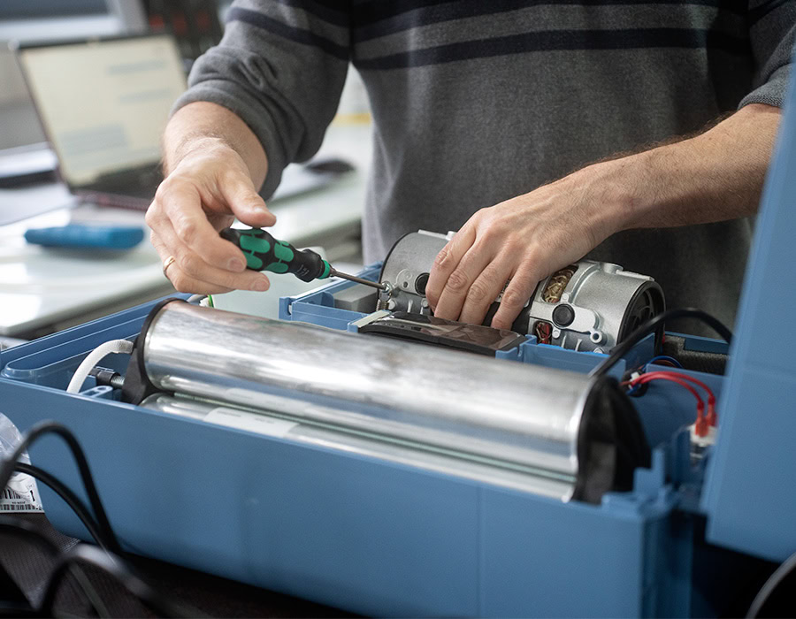 Reparatur eines stationären Sauerstoffkonzentrators für den Wiedereinsatz.