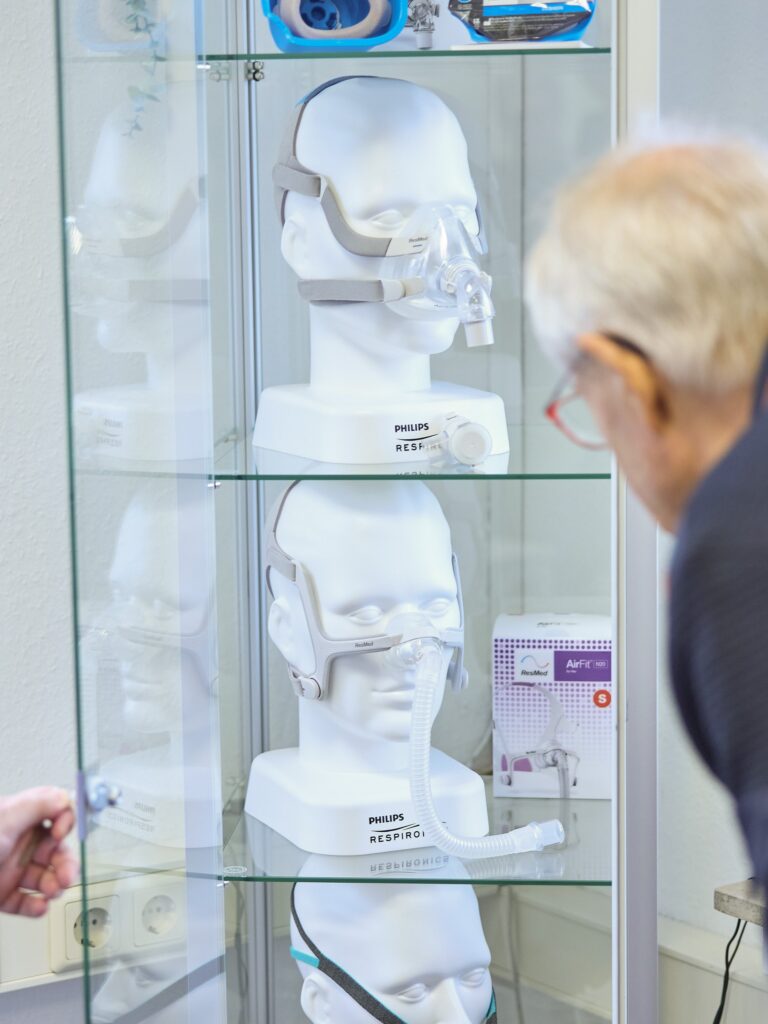 Therapiezubehoer Gesichtsmasken Vitrine Westfalen Medical