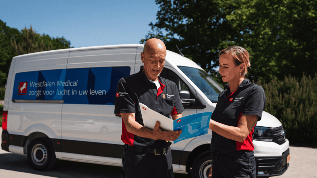 Twee servicemedewerkers in overleg bij een servicebus